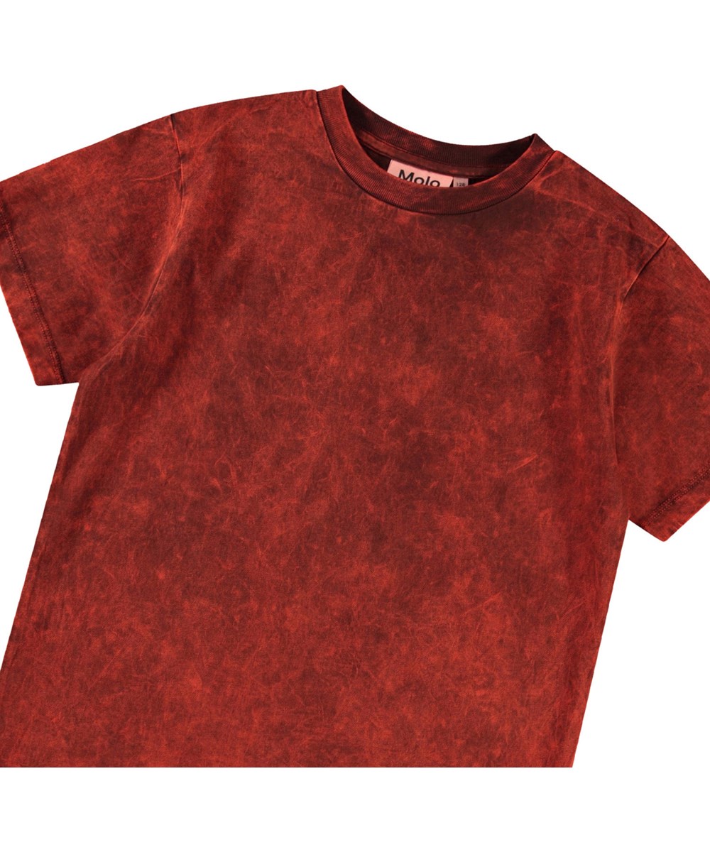 Rodney - Fiesta Dye - Röd T-shirt för barn i ekologisk bomull med korta ärmar och ribbad halsringning.