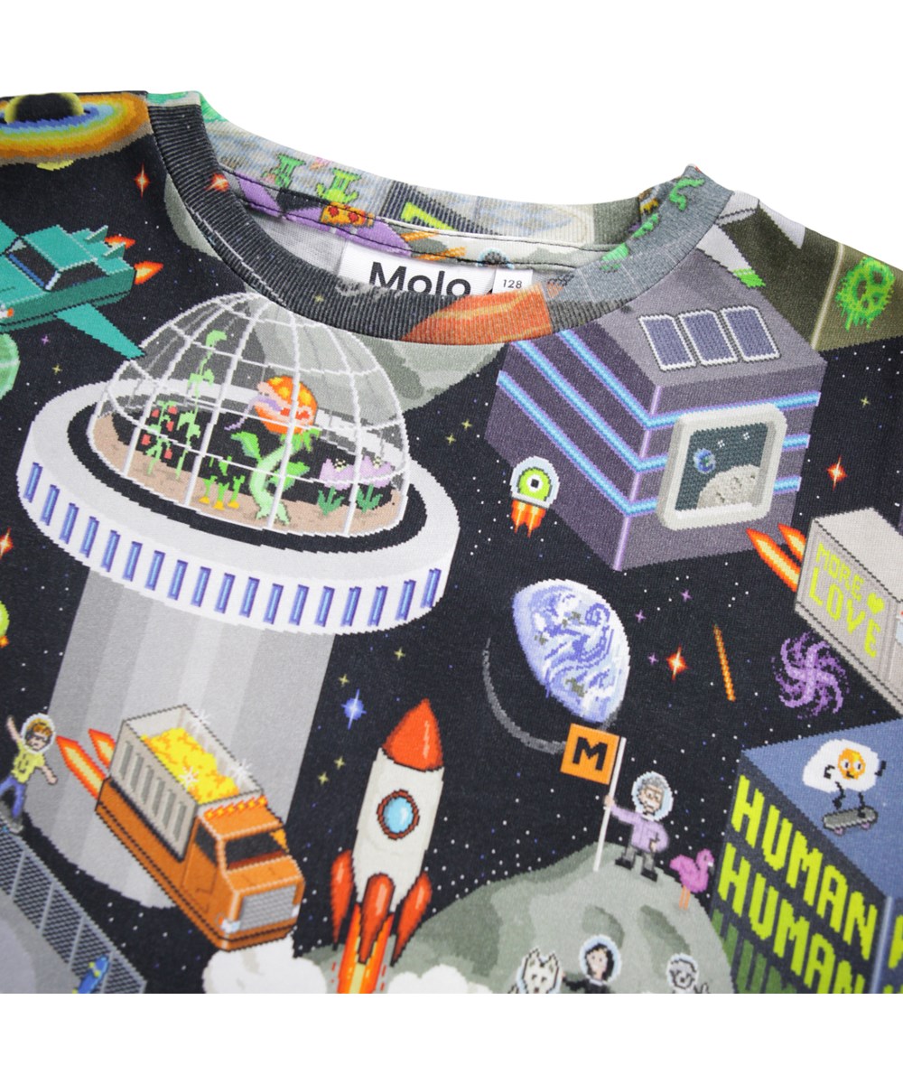 Rodney - Pixel Space - Svart oversize T-shirt med pixlat mönster i mjuk ekologisk bomull med korta ärmar och en ribbad halsringning.