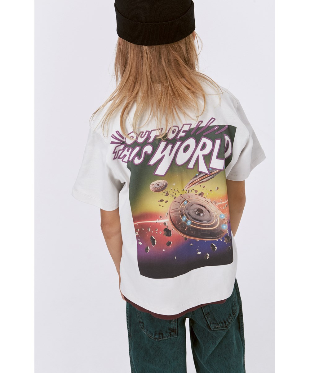 Rodney - UFO Rainbow - Vit ekologisk t-shirt med UFO rymdmönster.