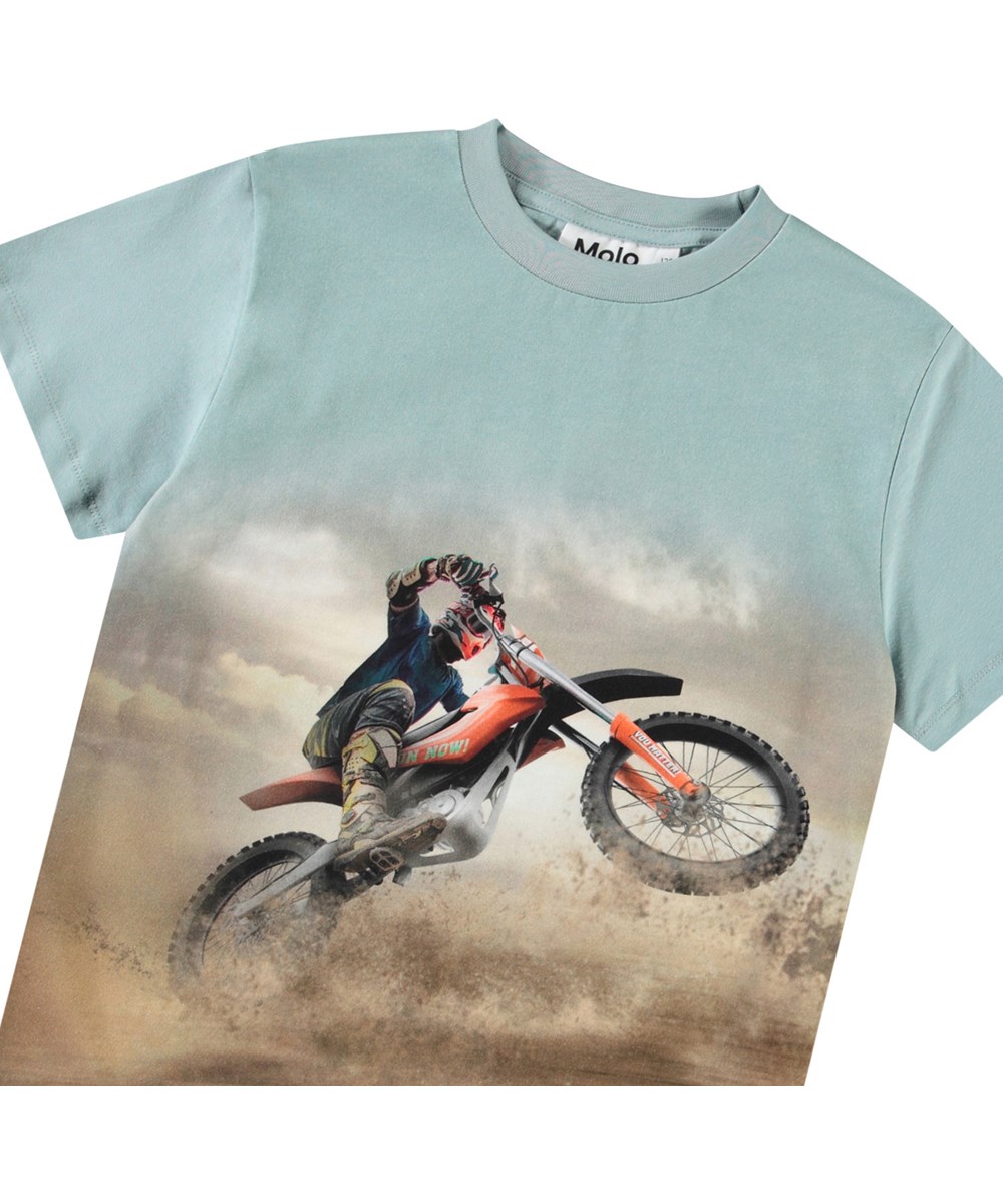 Roxo - Dust Wheelie - Blå t-shirt för barn i ekologisk bomull med korta ärmar, ribbad halsringning och lös passform.