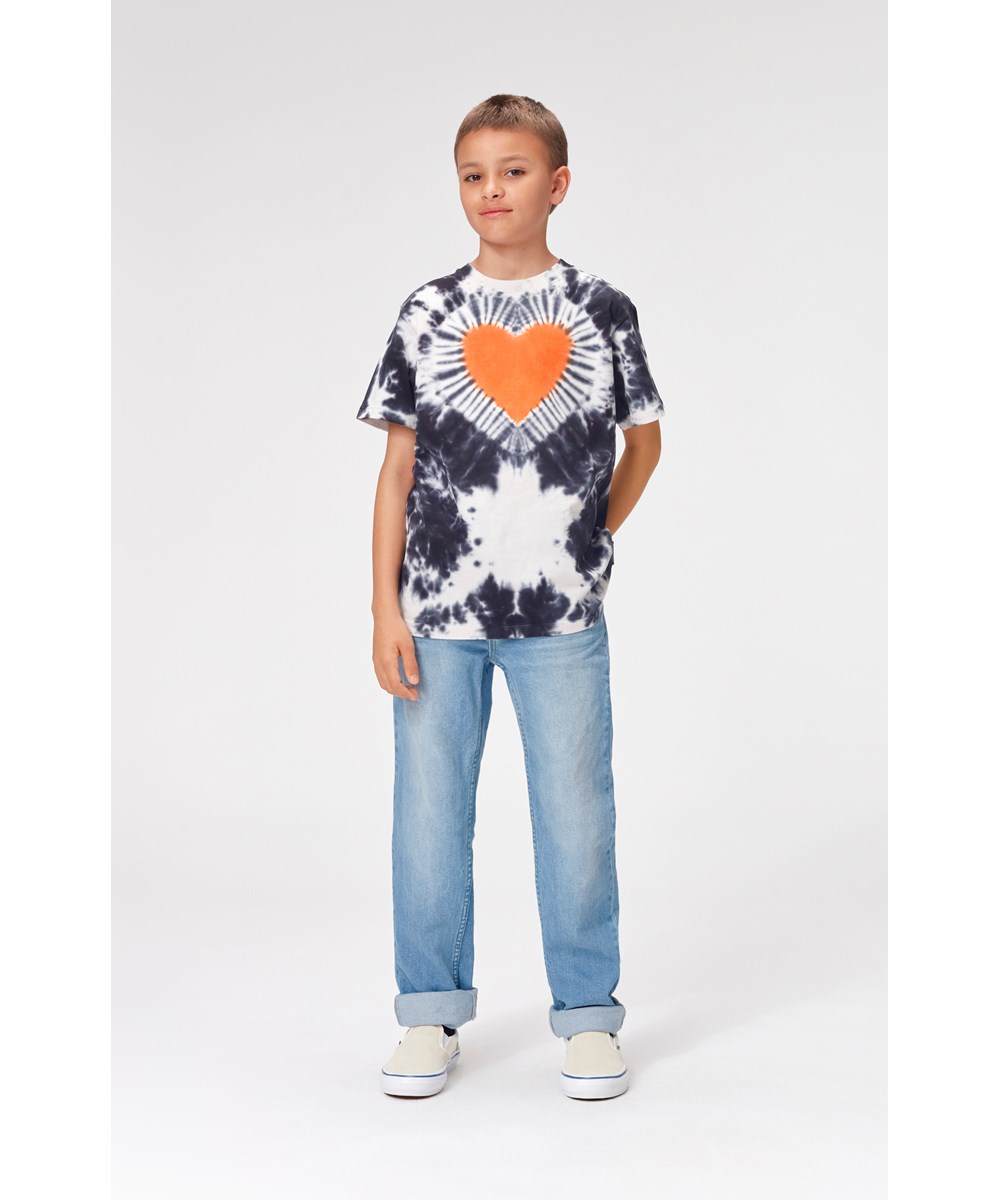 Roxo - Heart Tie Dye - T-shirt med svart och vit tie dye och hjärtan.