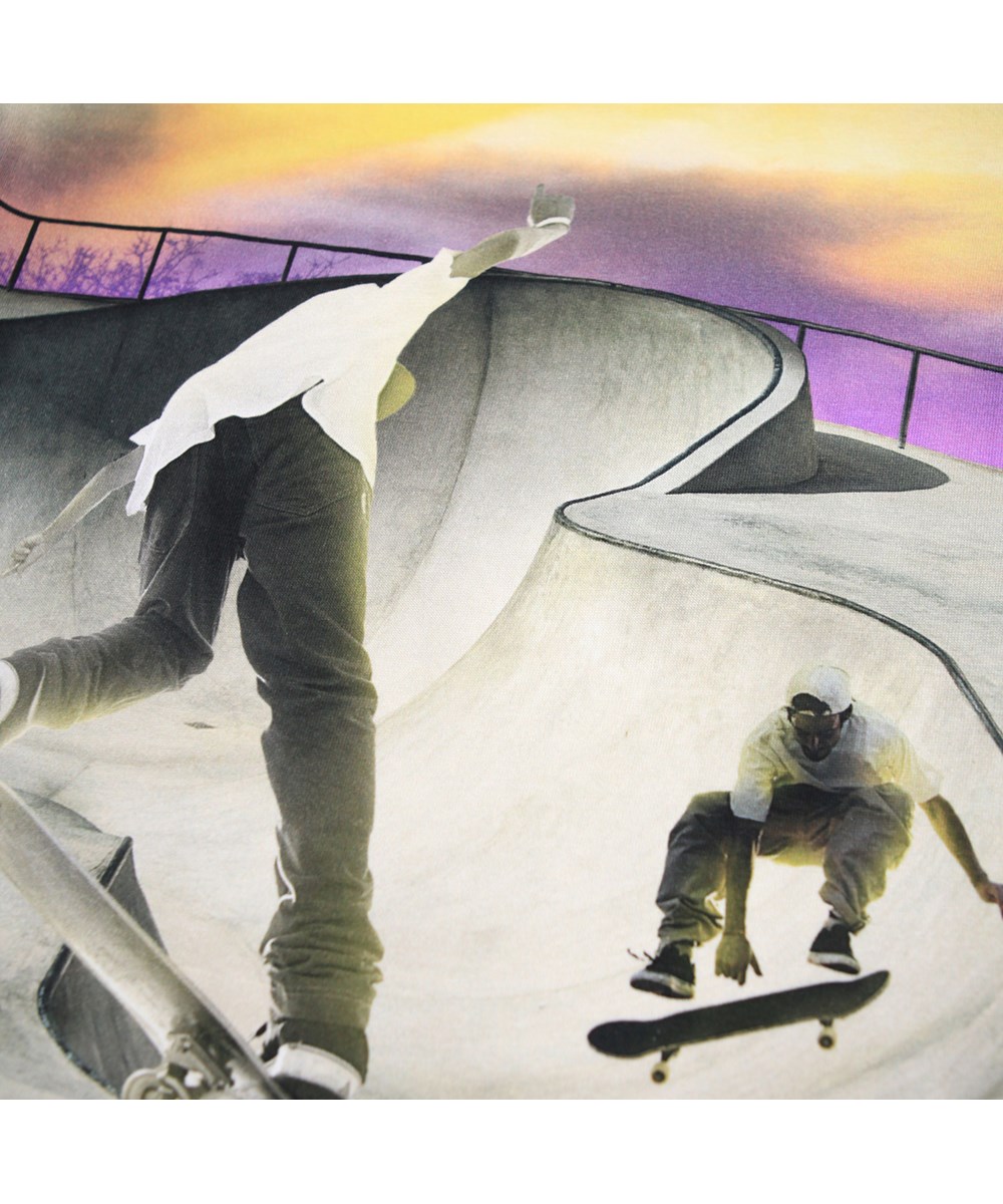 Roxo - Park Skating - Beige T-shirt med lös passform för barn i mjuk ekologisk bomull med korta ärmar och en ribbad halsringning.