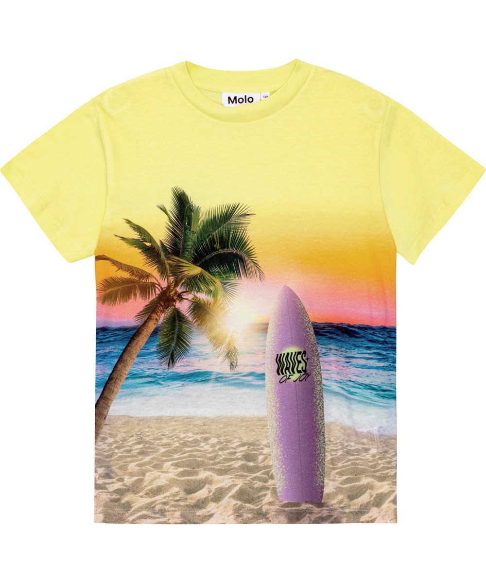 Roxo - Sunset Surf - Gul ekologisk t-shirt med strand och surfbrädor.