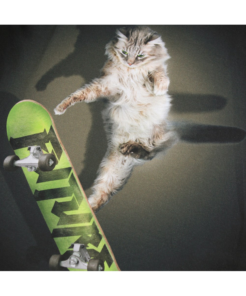 Rube - Skate Cat - Svart långärmad tröja för barn i ekologisk bomull med en ribbad halsringning och en bild av en katt på en skateboard.