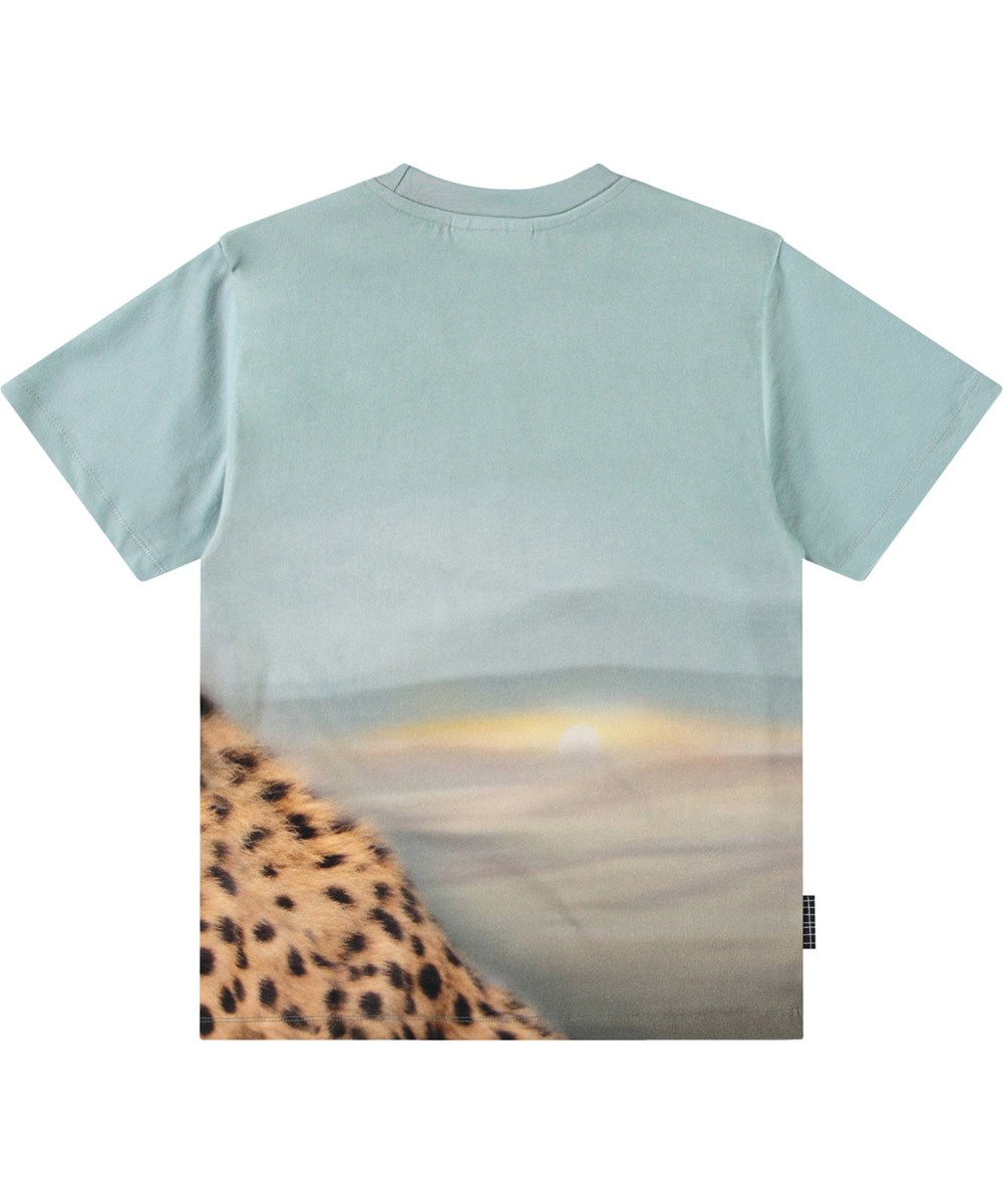 Rubin - Big Cheetah Blue - Blå t-shirt för barn i ekologisk bomull med korta ärmar och ribbad halsringning.