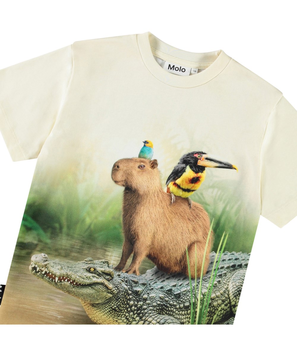 Rubin - Capybara Chill - Beige T-shirt för barn i ekologisk bomull med korta ärmar och ribbad halsringning.