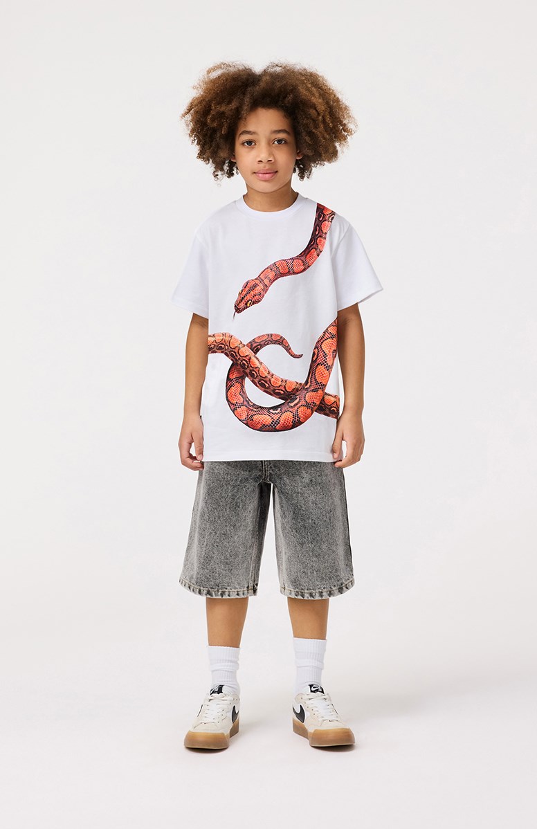Rubin - Red Snake - Vit t-shirt för barn i ekologisk bomull med korta ärmar och ribbad halsringning.