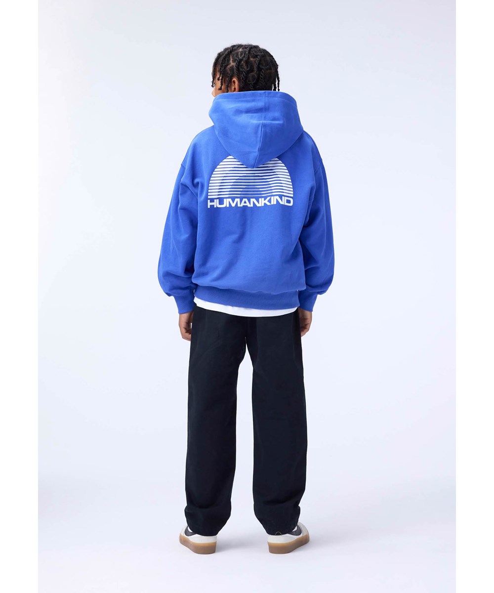 Marlo - Dazzling Blue - Blå hoodie för barn i ekologisk bomull med tryck.