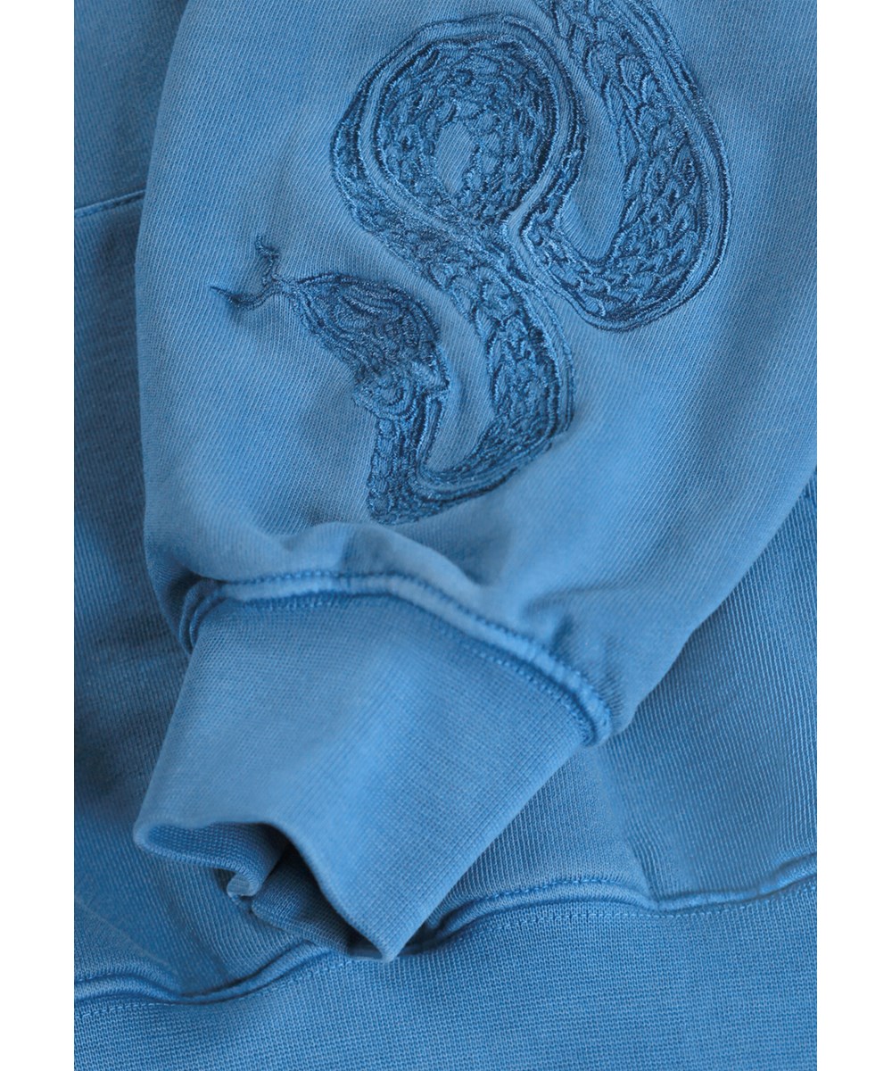 Marlo - Swell Blue - Blå huvtröja för barn i ekologisk bomull med broderi