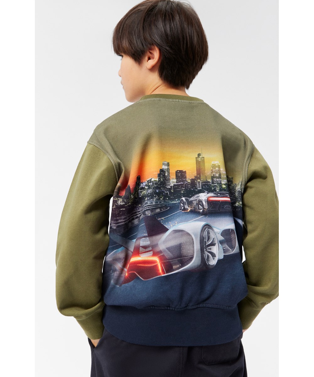 Mattis - Faster Game - Armygrön sweatshirt med racerbilsprint.