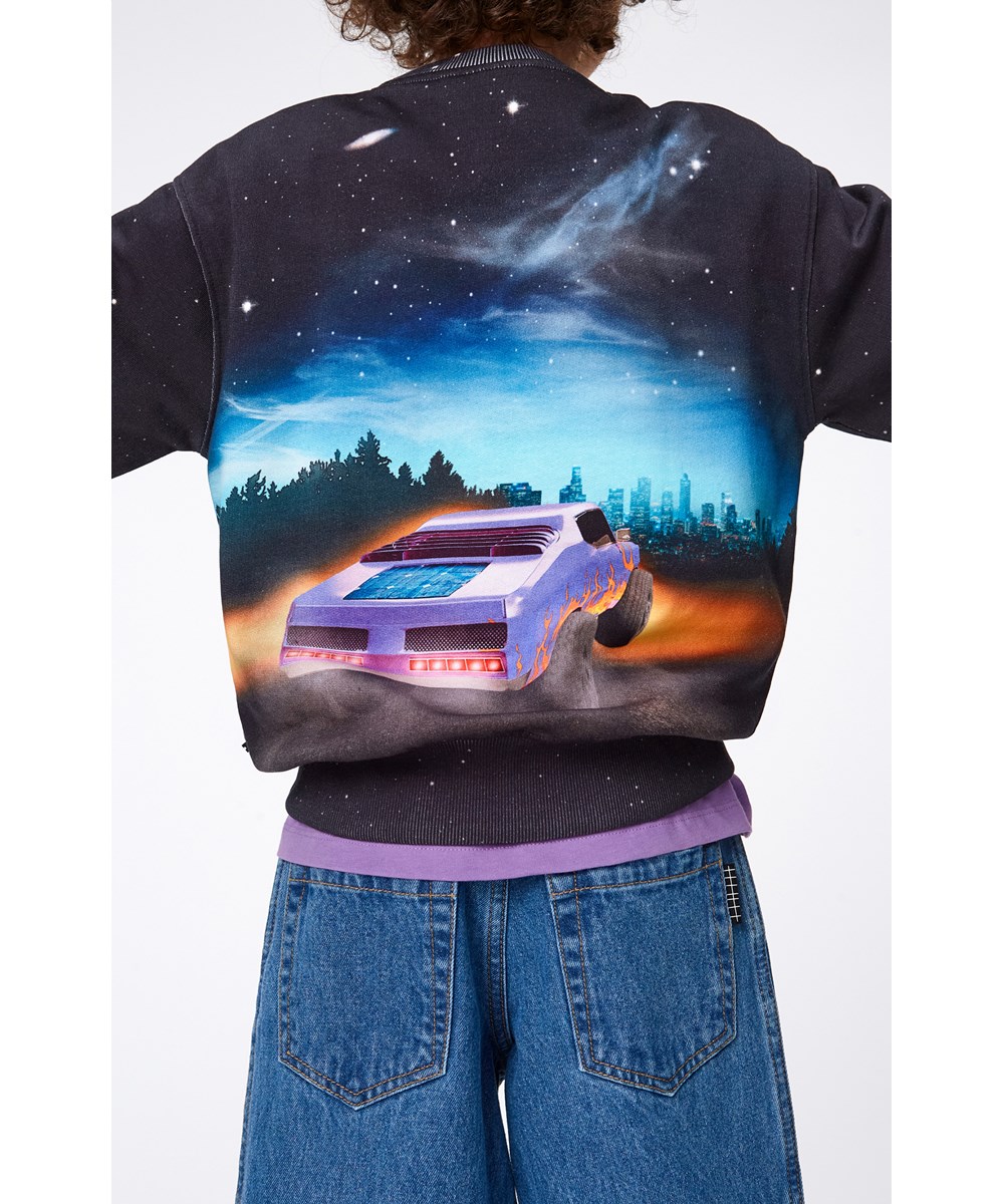 Mattis - Flame Car - Svart ekologisk sweatshirt med bil och ufo. 