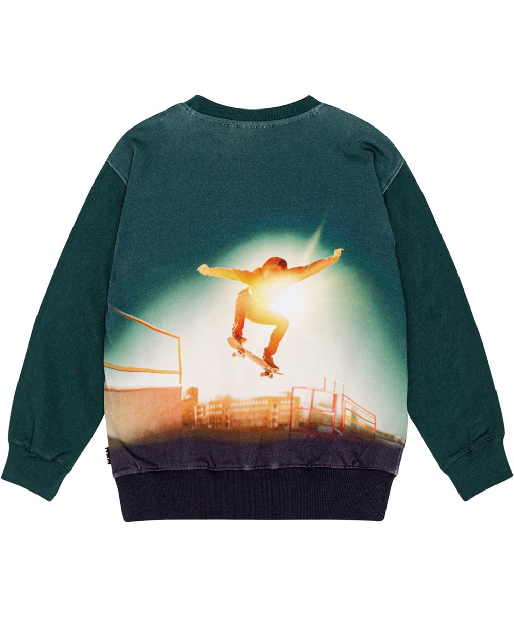 Mattis - Green Sky Skate - Grön ekologisk bomullströja med skateboardtryck.