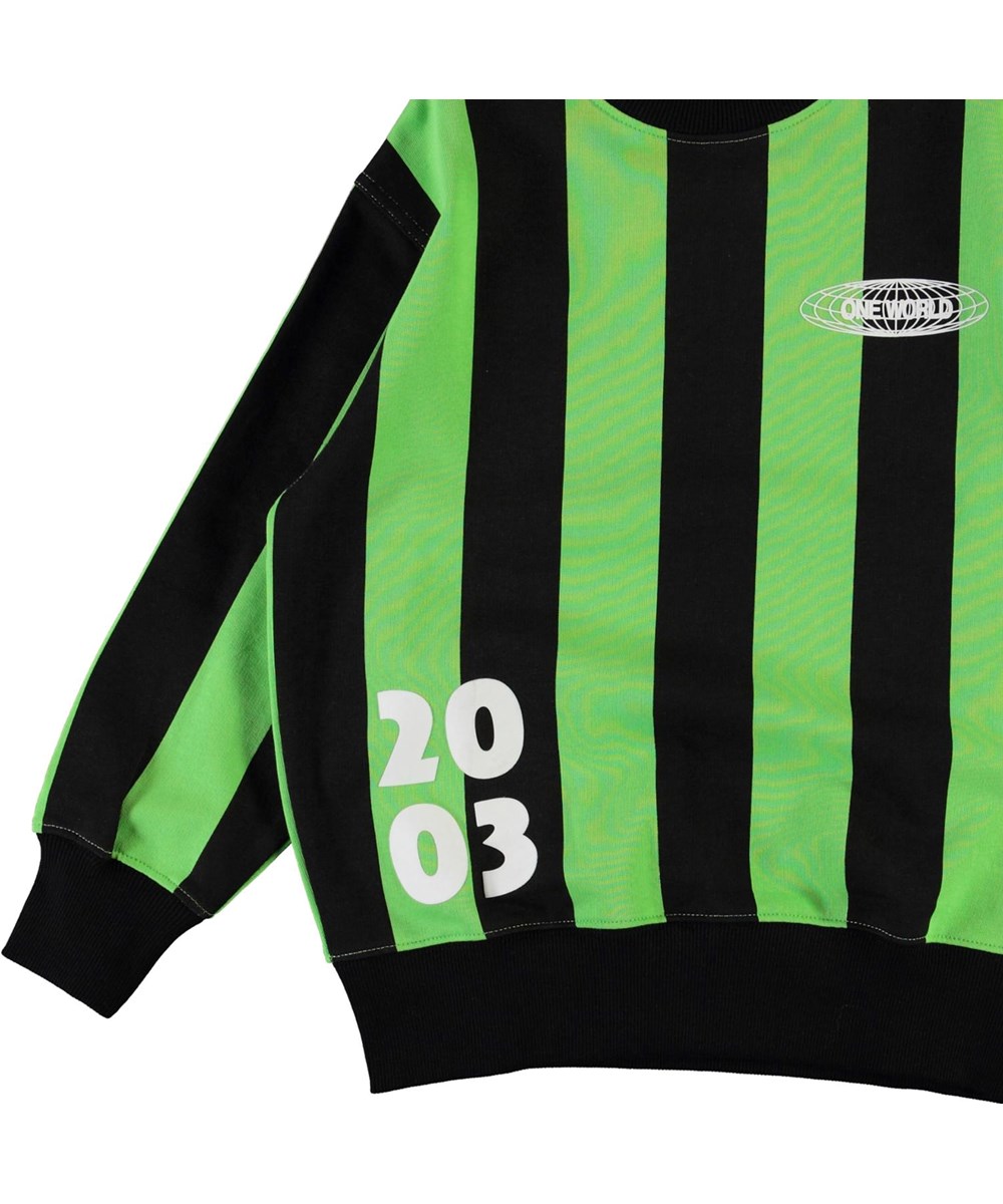 Mattis - Green Stripe - Svart och grön randig ekologisk tröja