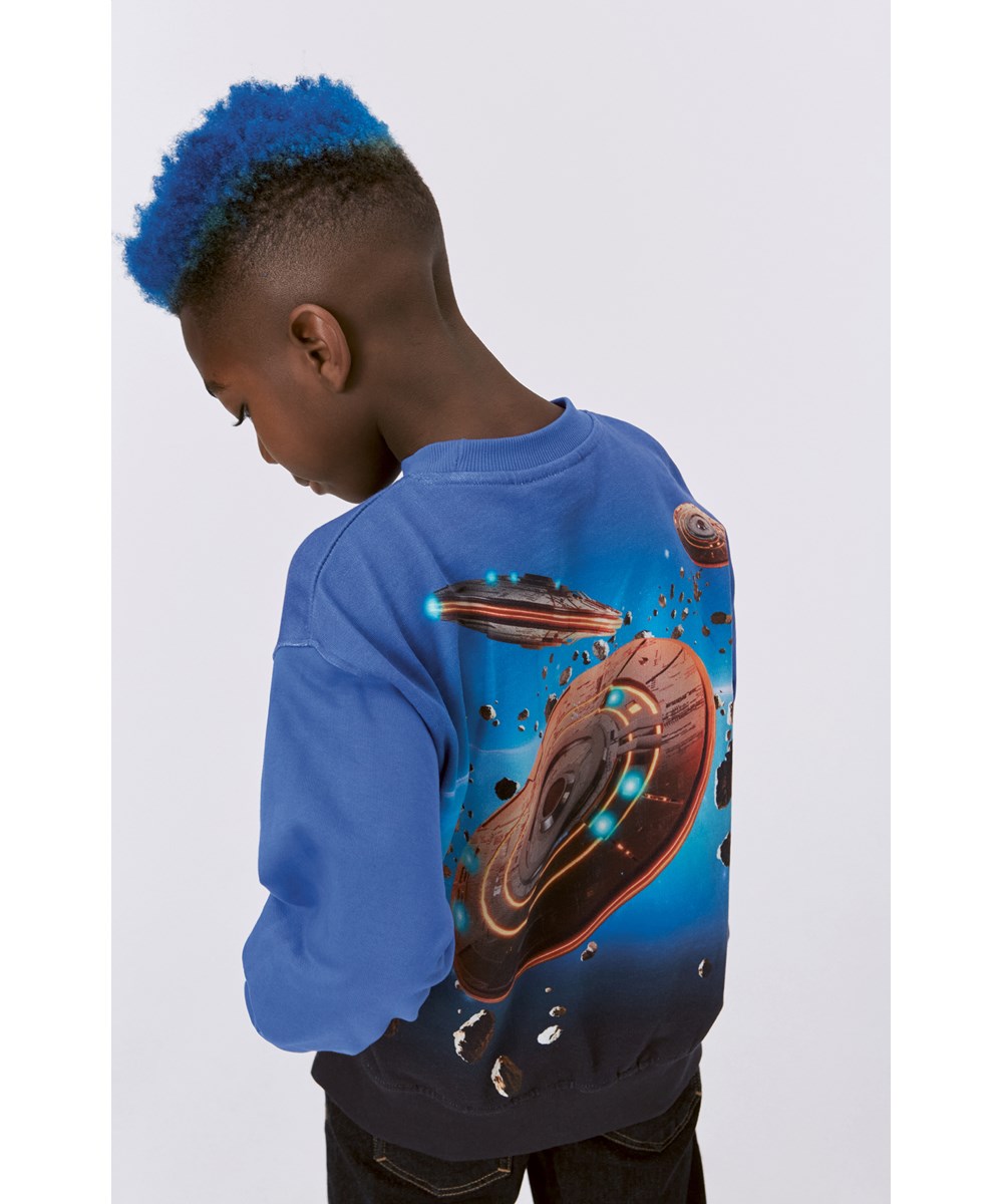 Mattis - Space Flight - Blå ekologisk sweatshirt med rymdmönster.