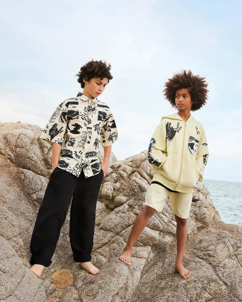 Mazz - Alabaster - Off-white hoodie med dragkedja och påsficka för barn i mjuk ekologisk bomull, med muddar vid ärmslut och nederkant på luvan.