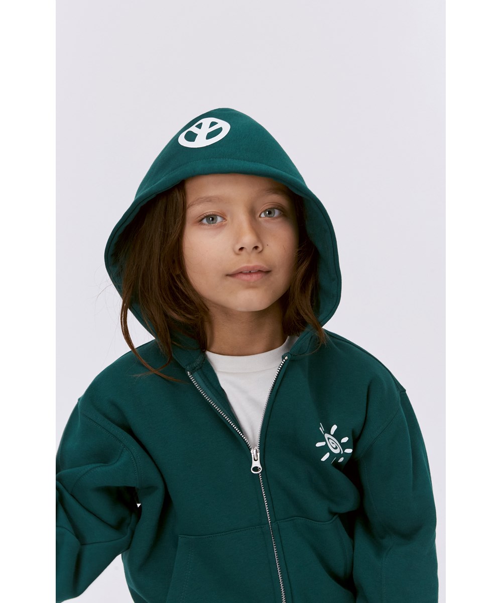 Mazz - Fantasy Forest - Grön hoodie med grafiskt mönster.