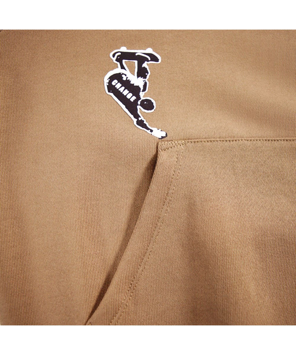 Mic - Fawn - Brun hoodie för barn i ekologisk bomull med ett svart/vitt skatertryck.