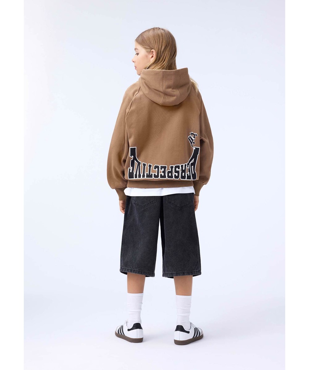 Mic - Fawn - Brun hoodie för barn i ekologisk bomull med ett svart/vitt skatertryck.