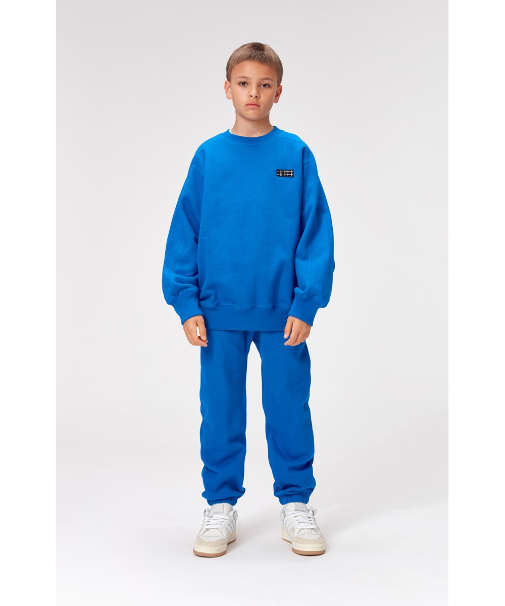 Mir - Royal Blue - Blå sweatshirt med broderipatch.