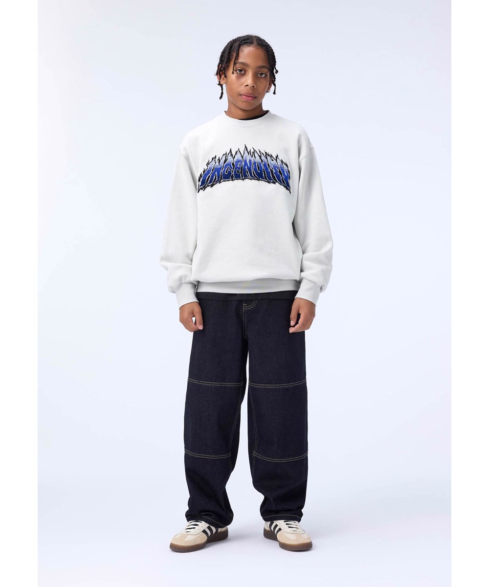 Monti -  Flaming Text - Off-white sweatshirt för barn tillverkad av mjuk ekologisk bomull med fluffig brodyr.