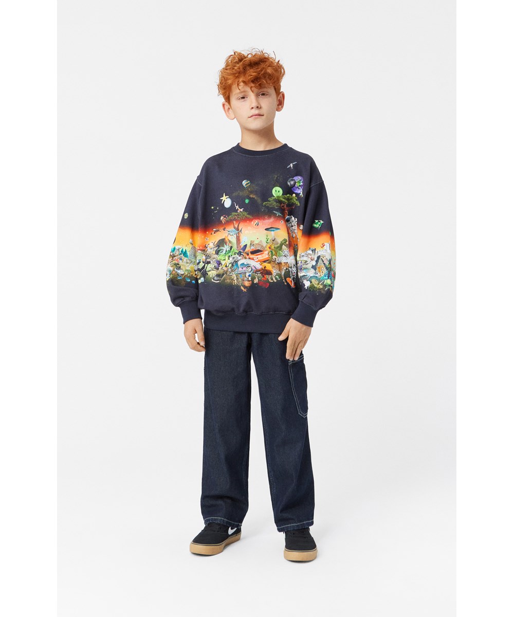 Monti - All Things - Multifärgad sweatshirt i ekologisk bomull med tryck över hela plagget.