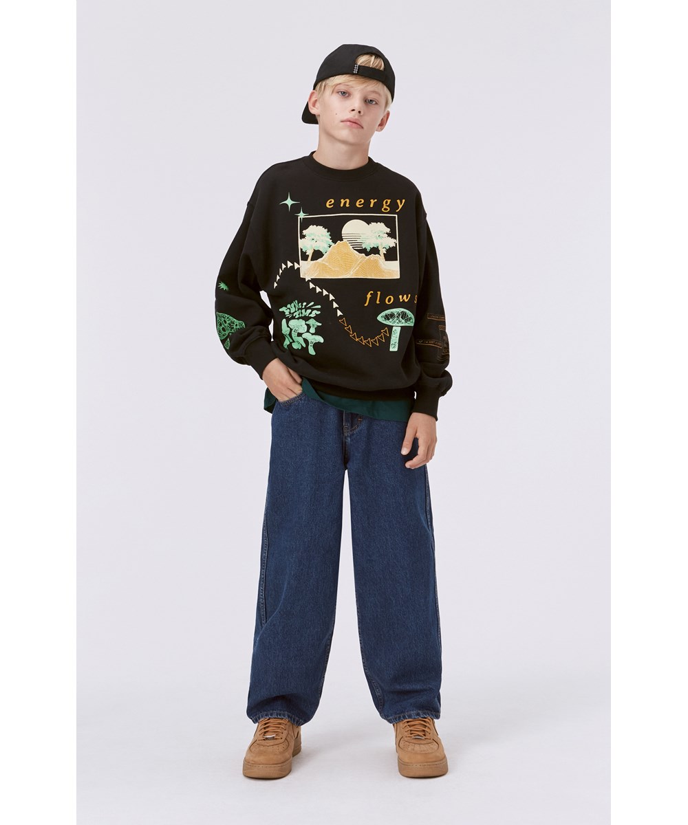 Monti - Black - Svart ekologisk sweatshirt med grafiiskt mönster.