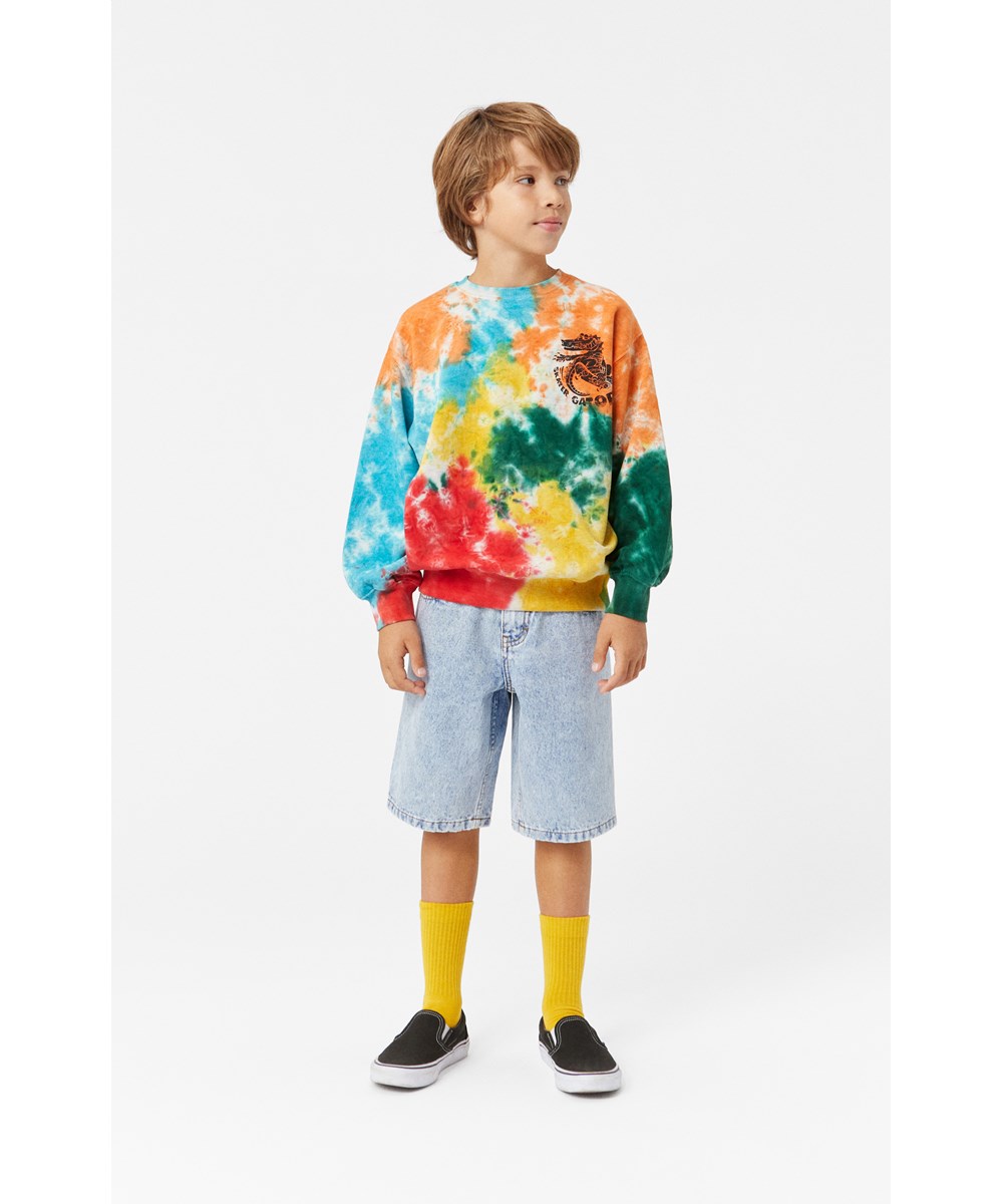 Monti - Colour Play - Multifärgad tie-dye sweatshirt i ekologisk bomull med skateboard-tryck och en krokodil.