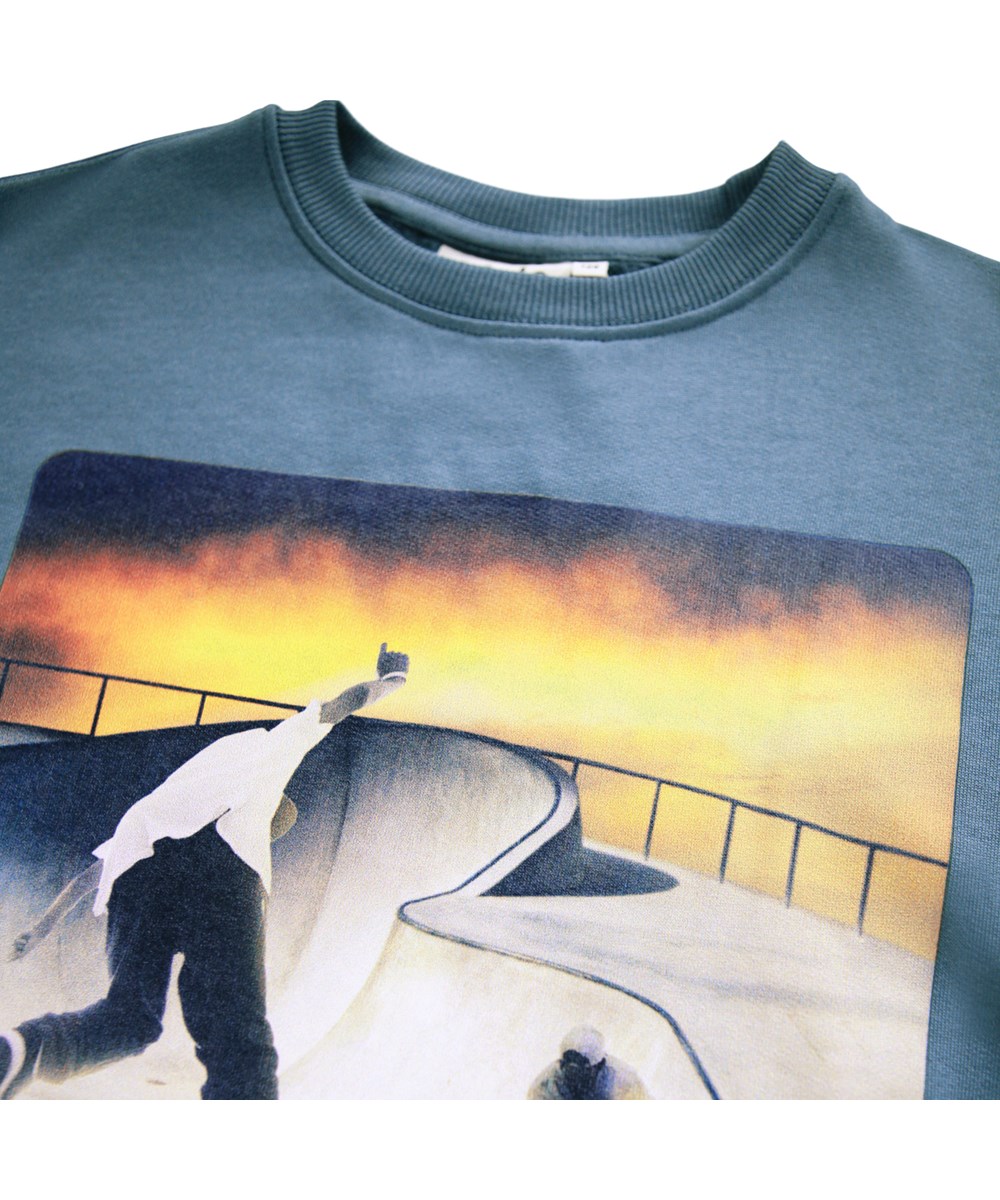 Monti - Park Skaters - Blå sweatshirt för barn tillverkad av mjuk ekologisk bomull med skatermönster.