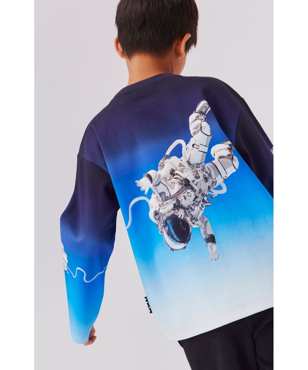 Mountoo - Space Walk - Blå tröja med astronautmönster.