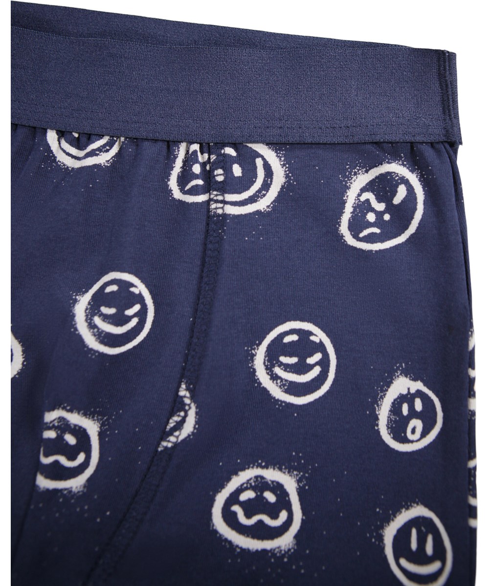 Justin 2-pack - Moods Blue - 2-pack med barnboxershorts i mjuk, ekologisk bomull med en bred elastisk midja för en bekväm passform.