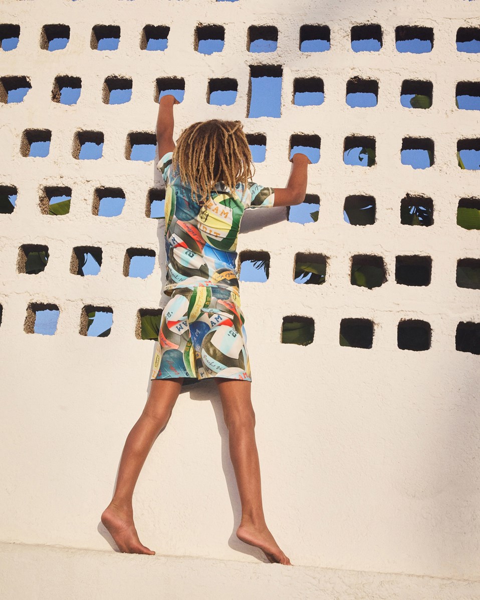 Neptune - Beach Volleyball - Short sleeve rashguard for active children made from recycled polyester with UV protection 50+.