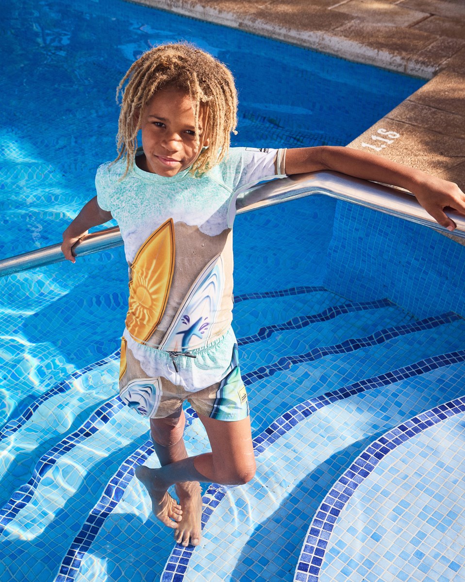 Niko - Surf Art - Sporty swim shorts for active children in recycled polyester with UV protection 50+.