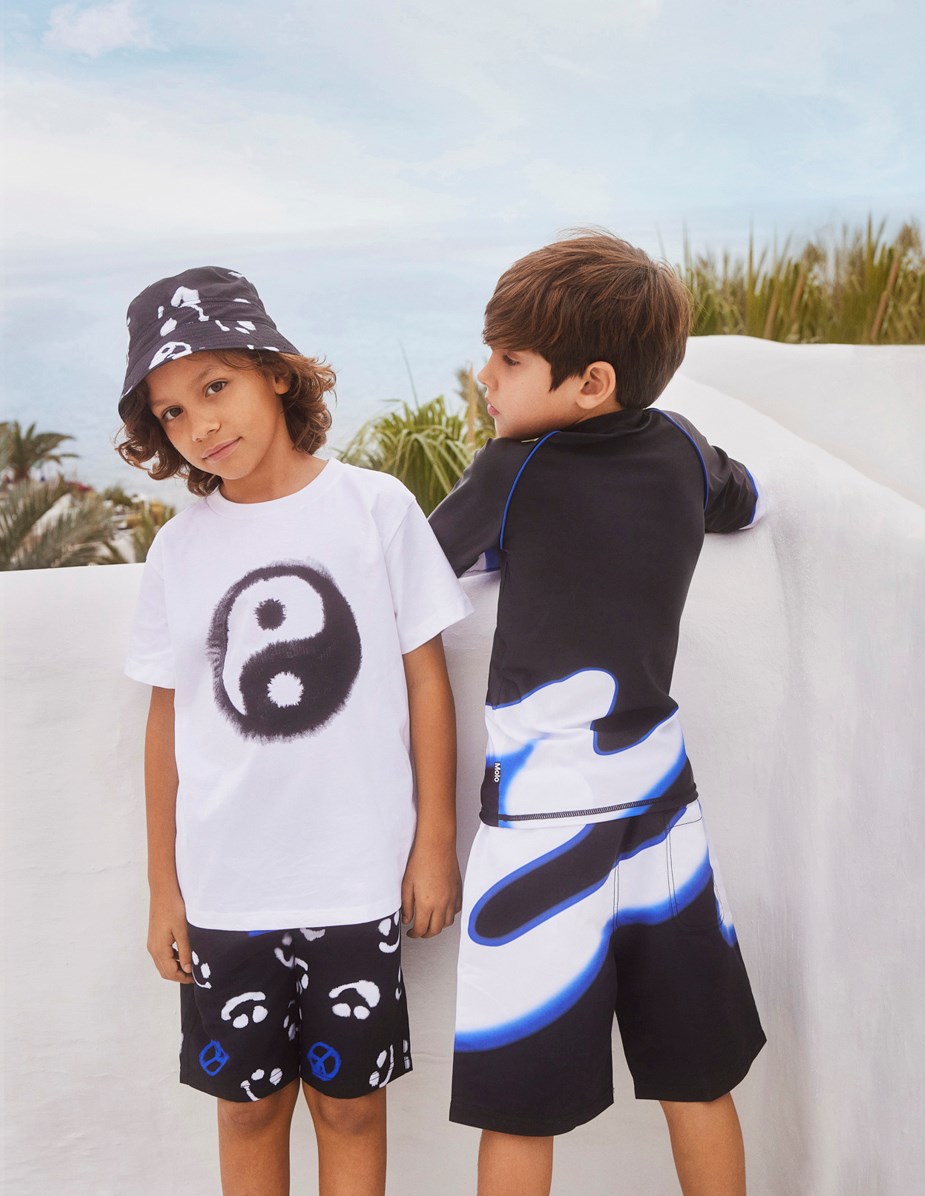 Nilson - Wave - Black swim shorts with long legs and placement wave print 