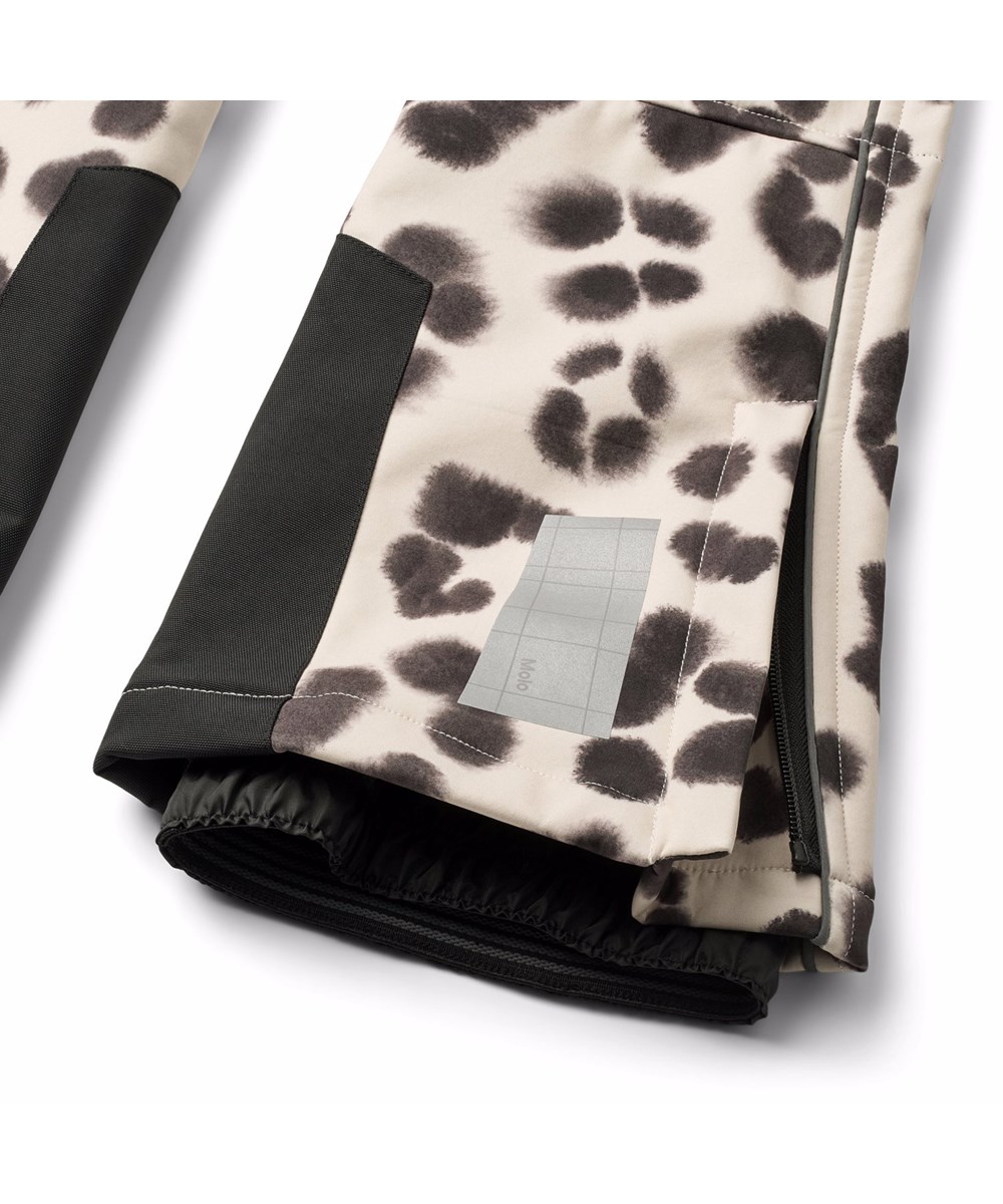 Harlie - Snow Leo - Vind- och vattenresistenta softshellbyxor för barn tillverkade av återvunnen polyester i ett unikt leopardmönster.