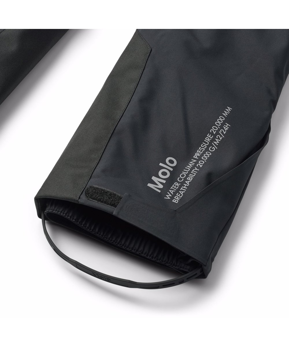 Jump Pro - Black - Svarta vind- och vattentäta skidbyxor för barn tillverkade av återvunnen polyester och vadderade med 3M™ Thinsulate™.