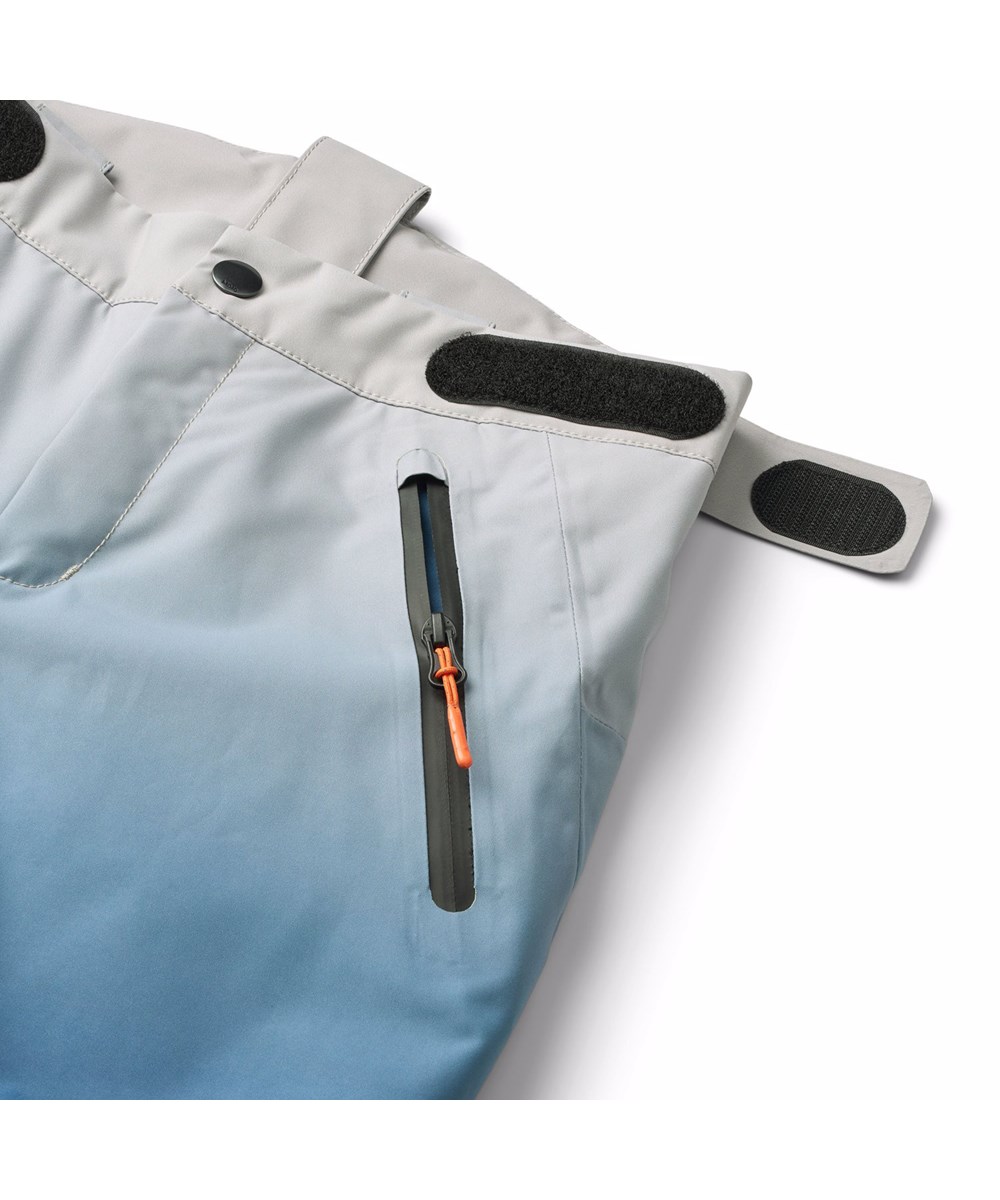 Jump Pro - Blue Ice - Vind- och vattentäta skidbyxor för barn i blå gradientfärger tillverkade av återvunnen polyester och vadderade med 3M™ Thinsulate™.
