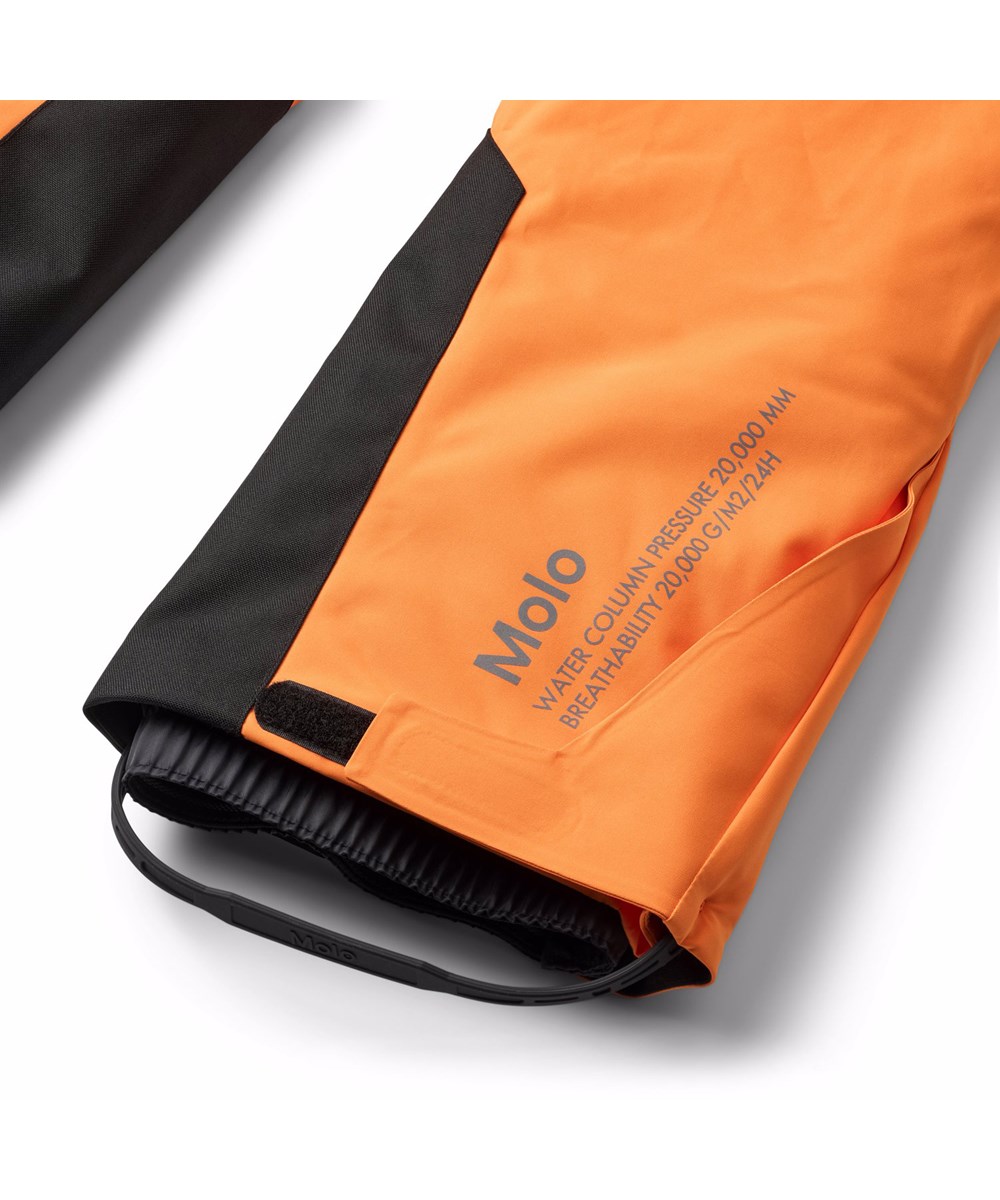 Jump Pro - Lava Orange - Orangea vind- och vattentäta skidbyxor för barn tillverkade av återvunnen polyester och vadderade med 3M™ Thinsulate™.
