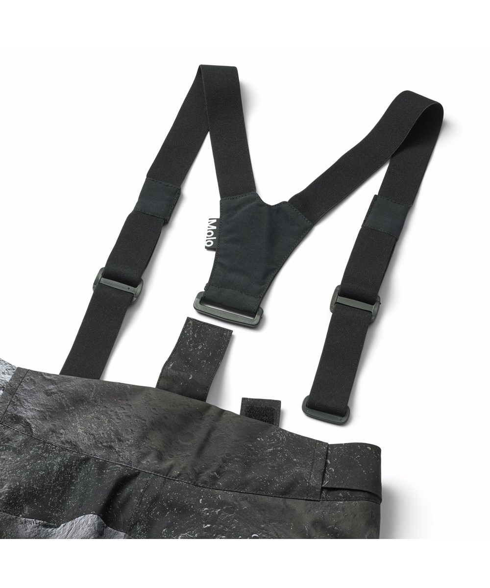 Jump Pro - Moon - Vind- och vattentäta skidbyxor för barn med månens råa strukturer och dess mörka och ljusa nyanser. Tillverkad av återvunnen polyester och vadderad med 3M™ Thinsulate™.