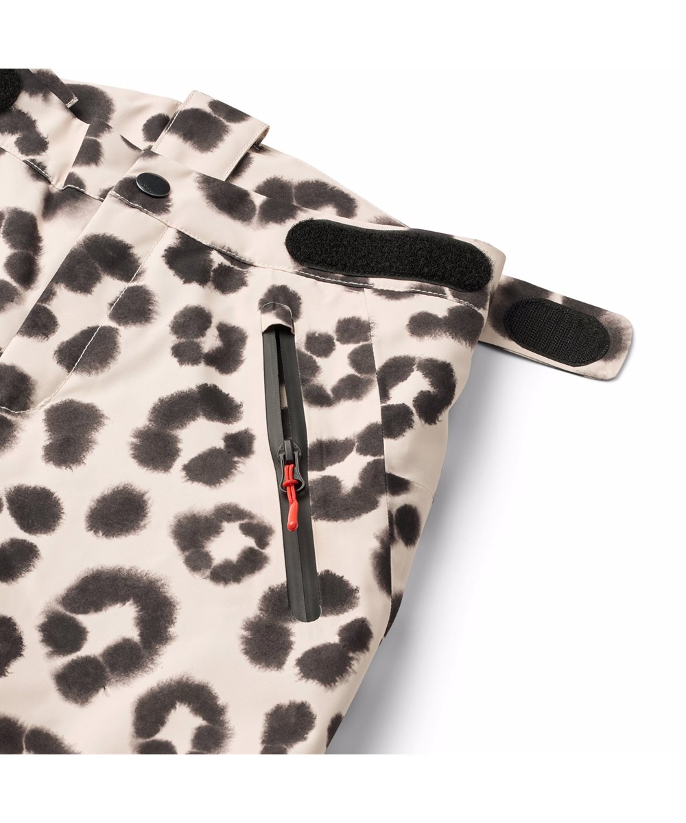 Jump Pro - Snow Leo - Vind- och vattentäta skidbyxor för barn i ett unikt leopardmönster tillverkat av återvunnen polyester och vadderat med 3M™ Thinsulate™.