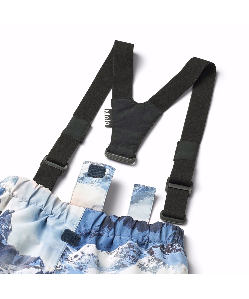 Paxton - Mountain High - Vind- och vattentäta skidbyxor för barn tillverkade av återvunnen polyester med ett vinterlandskap i blåa nyanser.