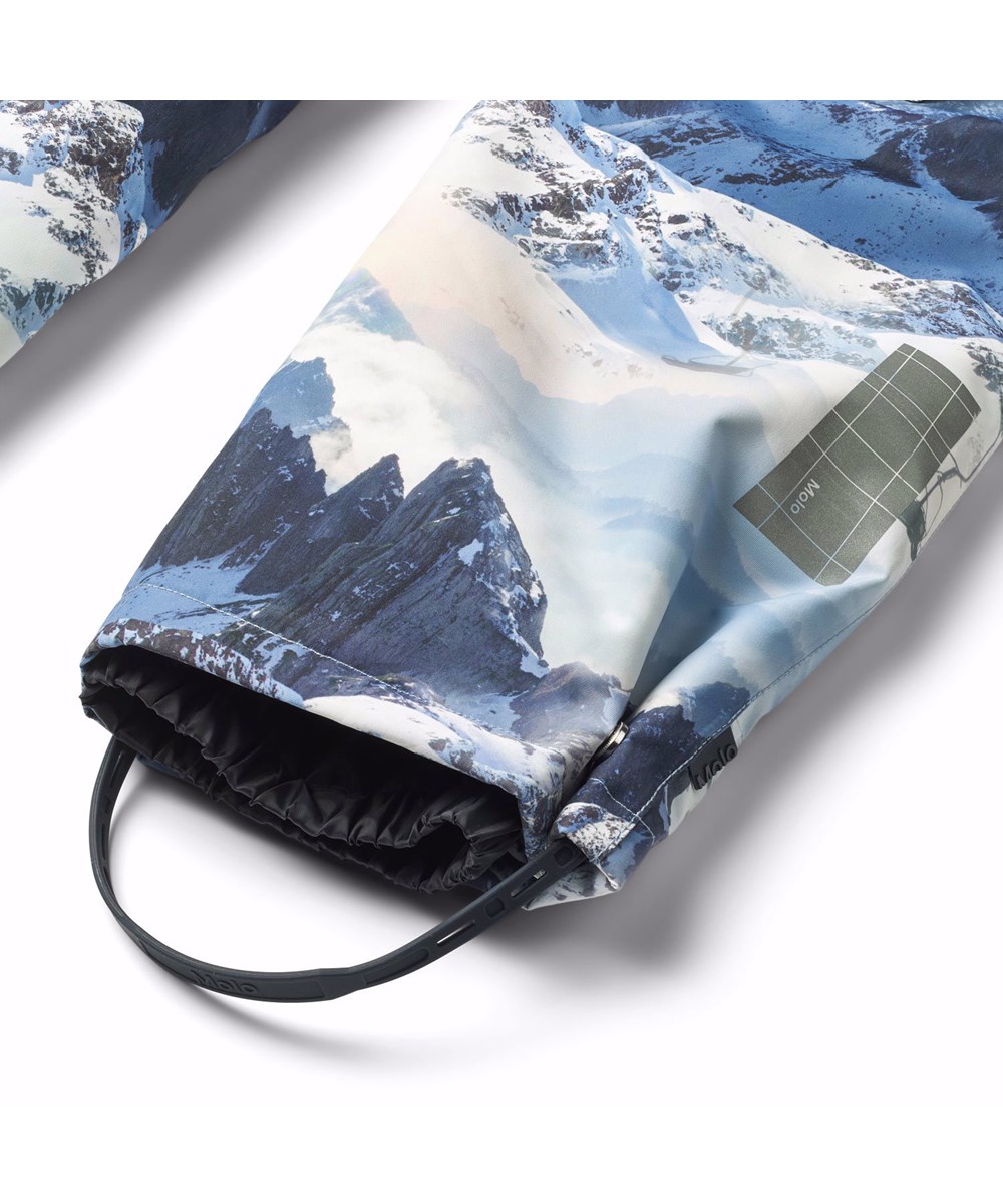 Paxton - Mountain High - Vind- och vattentäta skidbyxor för barn tillverkade av återvunnen polyester med ett vinterlandskap i blåa nyanser.