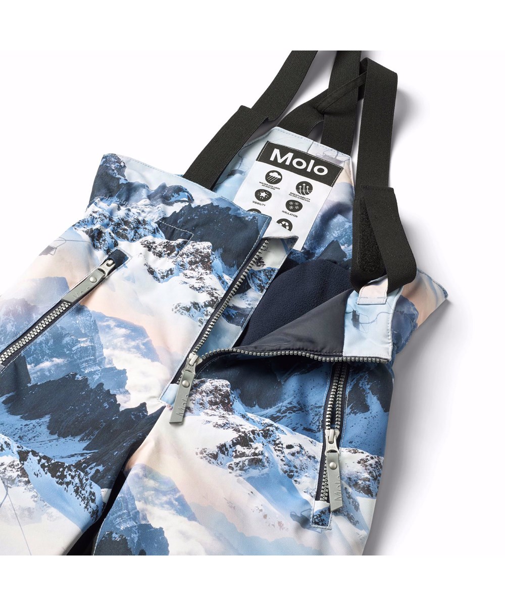 Play Pro - Mountain High - Vind- och vattentäta byxorför barn i återvunnen polyester med ett vinterlandskap i blåa nyanser.