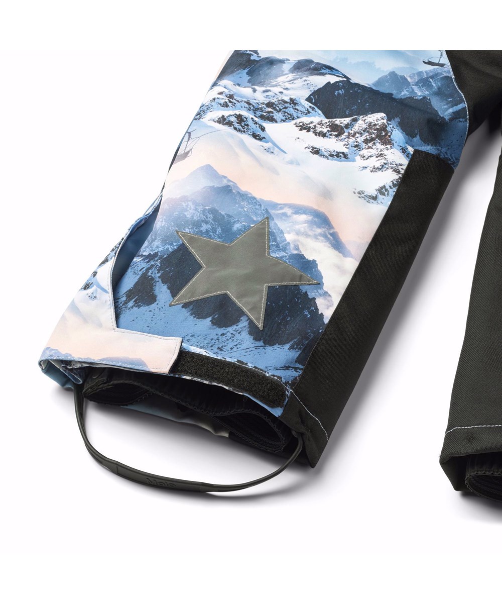 Play Pro - Mountain High - Vind- och vattentäta byxorför barn i återvunnen polyester med ett vinterlandskap i blåa nyanser.