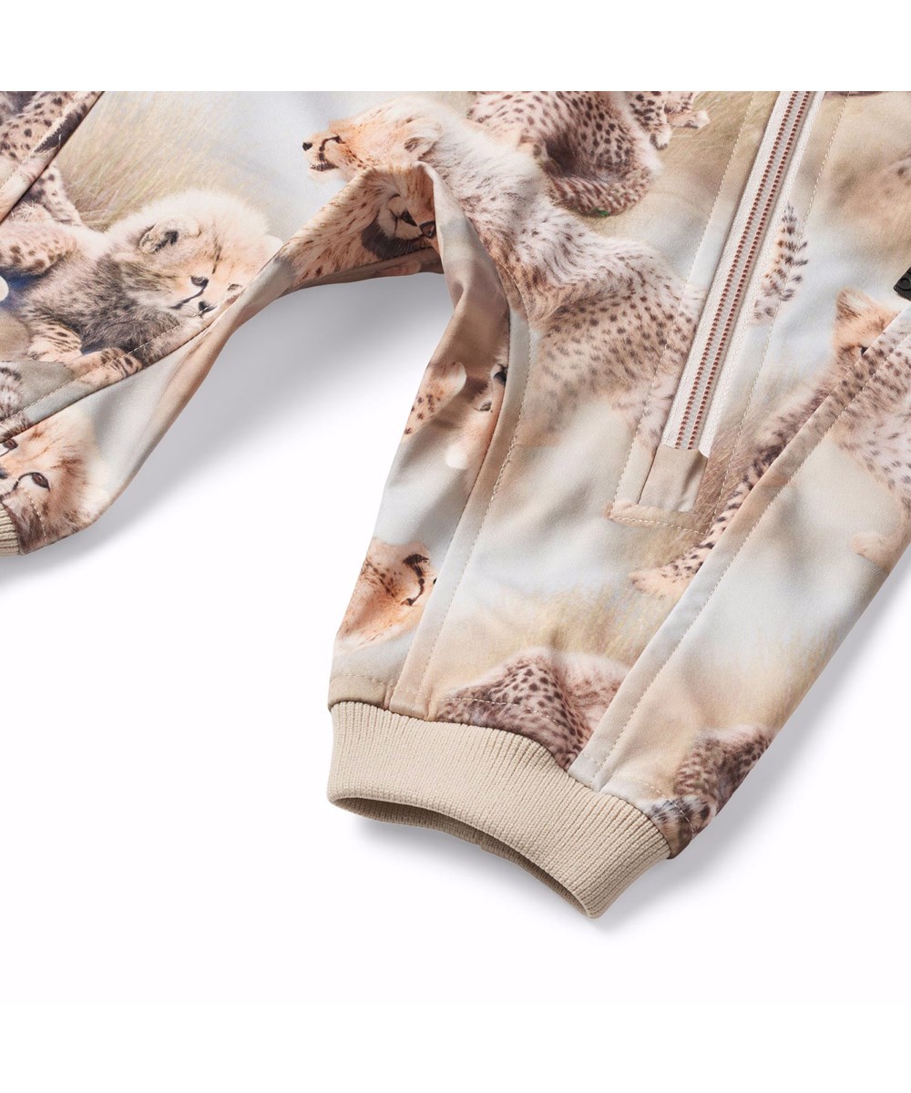 Hill - Cheetah Cubs - Blå och beige vind- och vattentät softshell-dräkt för spädbarn i återvunnen polyester med färgglatt mönster av gepardungar.
