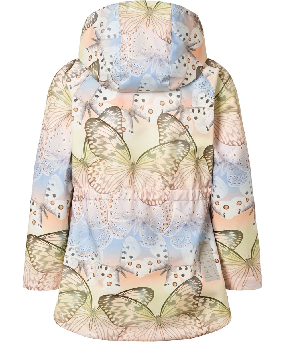 Hillary - Faded Butterflies - Vind- och vattenavvisande jacka för barn i återvunnen polyester med fleecefoder och ett fjärilsmönster i mjuka pastelltoner.