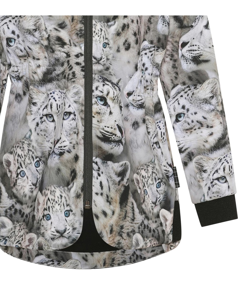 Hillary - Snowy Leopards - Figursydd softshelljacka med snöleoparder.