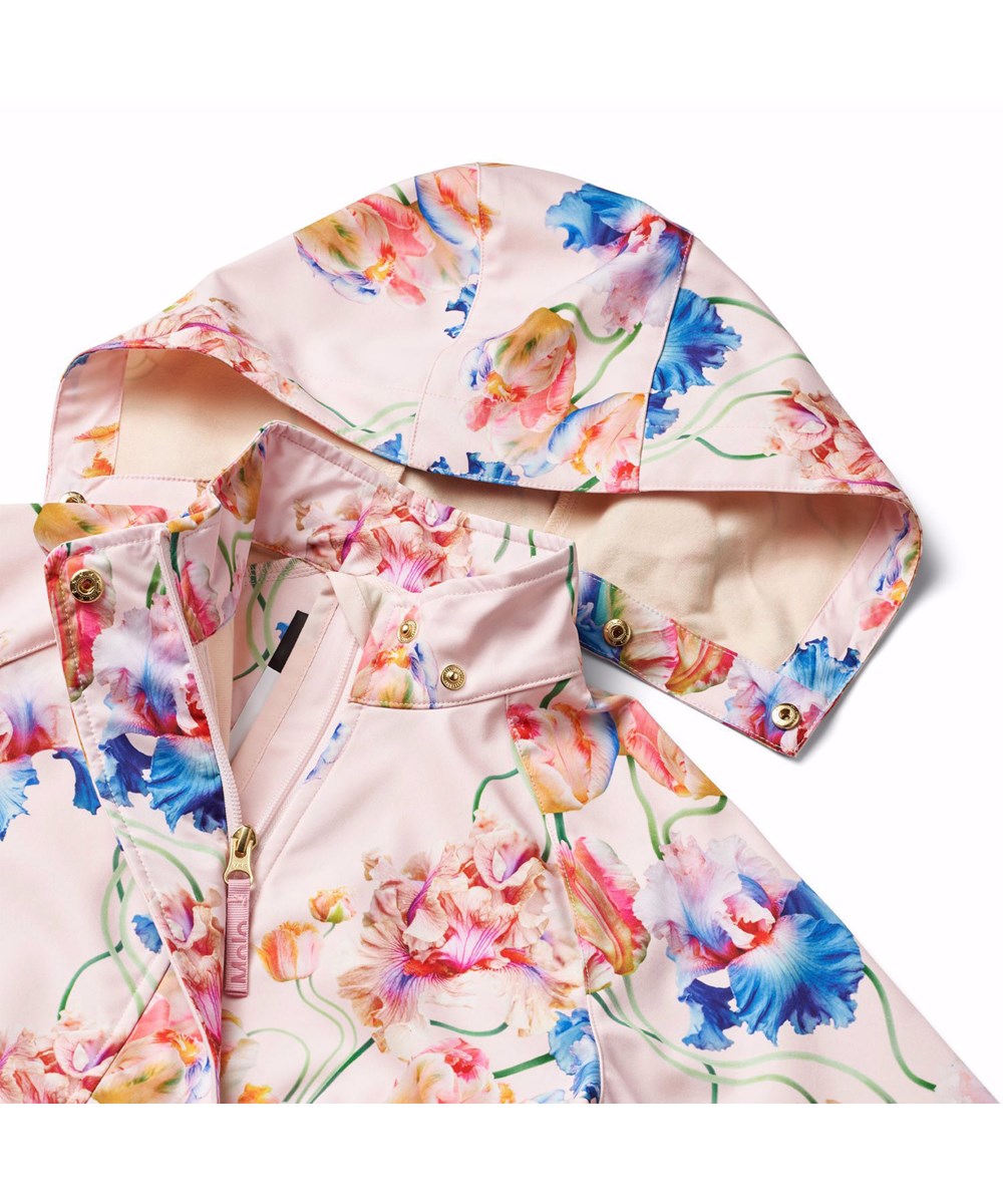 Hillary - Tulip Pink - Rosa vind- och vattenavvisande softshelljacka för barn i återvunnen polyester med färgglatt mönster av konstnärliga tulpaner.