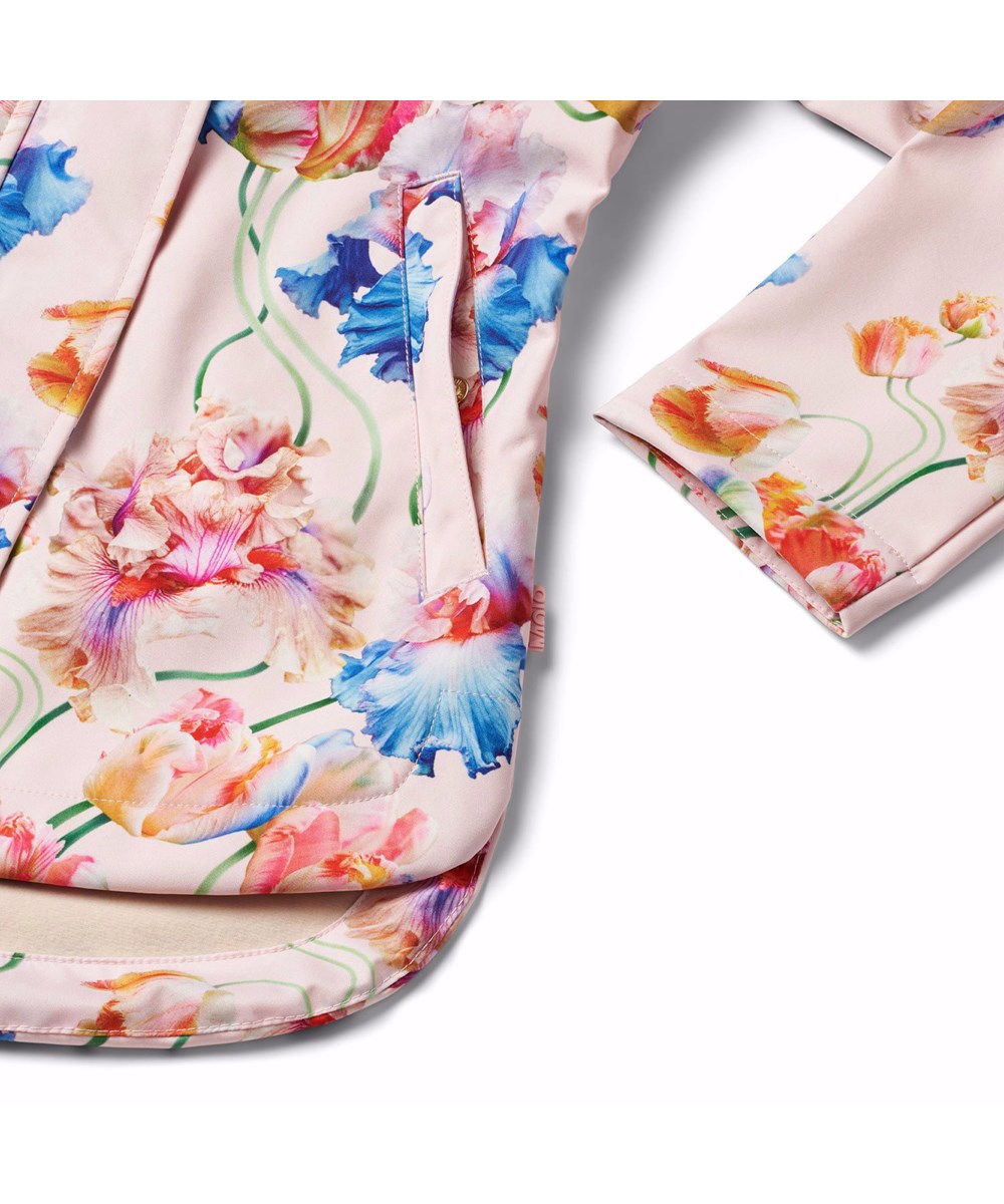 Hillary - Tulip Pink - Rosa vind- och vattenavvisande softshelljacka för barn i återvunnen polyester med färgglatt mönster av konstnärliga tulpaner.