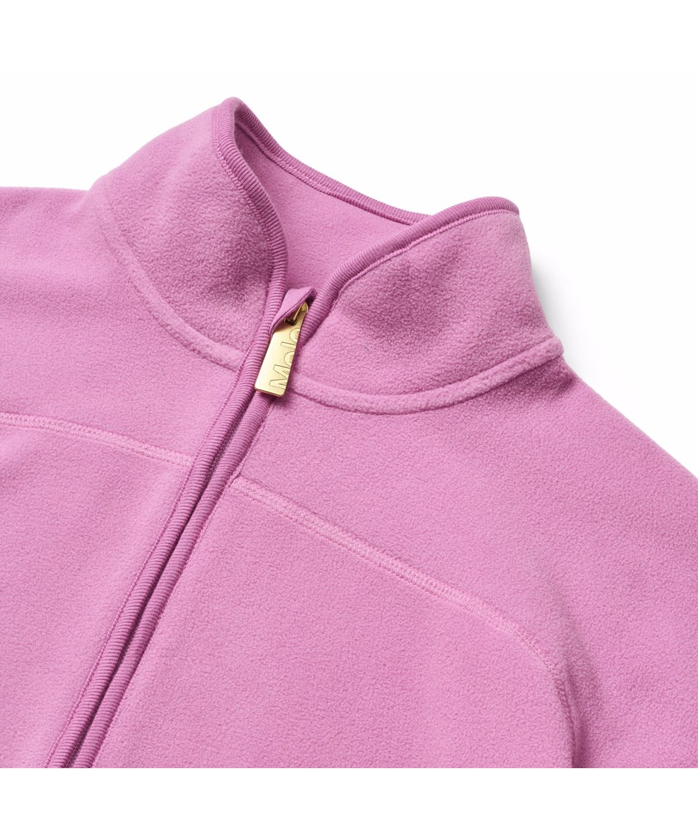 Ulani - Purple Ray - Ljusrosa fleecejacka för barn tillverkad av återvunnen polyester med matchande ribbade kanter och en framficka.