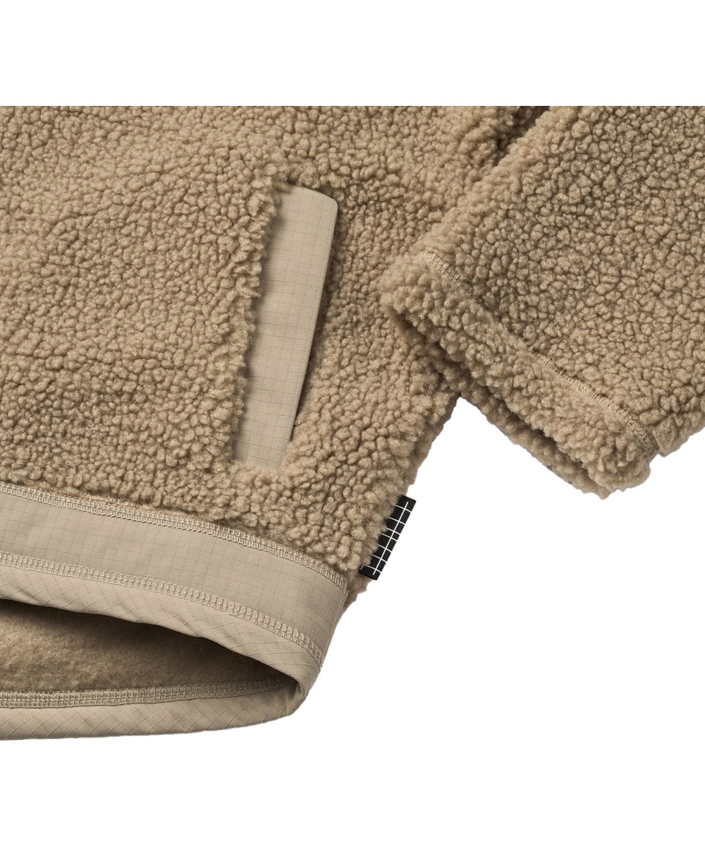 Usher - Clay - Sandfärgad fleecejacka i återvunnen polyester med framfickor och slitstarka detaljer för barn